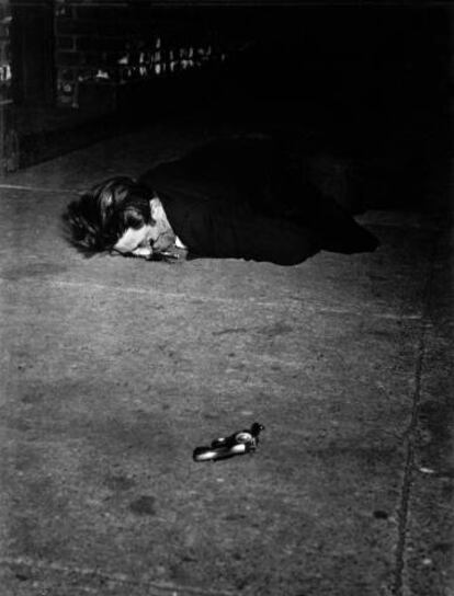 Una de les fotografies de l'exposició realitzada per Weegee el 1940.