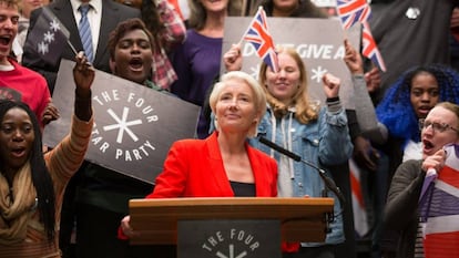 Emma Thompson como Vivienne Rook, líder populista, en ‘Years and Years’ (HBO España).