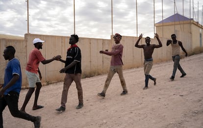 Un grupo de migrantes subsaharianos llega al Centro de Estancia Temporal de Inmigrantes (CETI) de Melilla, tras haber saltado la valla, este viernes 24 de junio de 2022. 