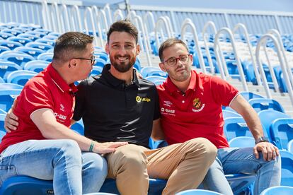 Rubén Almazán (izquierda) y Álvaro Cano, fundadores de LaLiga Genuine y jugadores del Nàstic de Tarragona, junto al exfutbolista Aritz Aduriz.