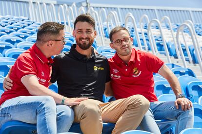 Rubén Almazán (izquierda) y Álvaro Cano, fundadores de LaLiga Genuine y jugadores del Nàstic de Tarragona, junto al exfutbolista Aritz Aduriz. 