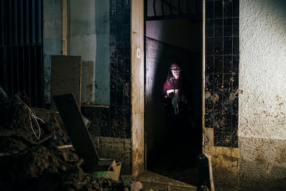 Karina Pedrosa, vecina de Paiporta, a las puertas de su casa.