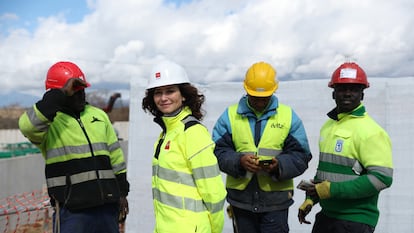 La presidenta de Madrid, Isabel Díaz Ayuso, durante su visita a las obras de una de las promociones del Plan Vive del Gobierno regional en San Sebastián de los Reyes, el 9 de marzo de 2023.