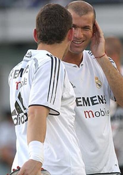 Zidane, sonriente durante el entrenamiento madridista de ayer.
