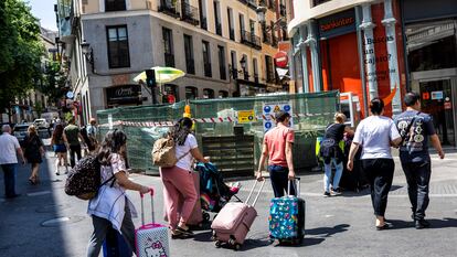 Un grupo de turistas caminando por el centro de Madrid el pasado junio.