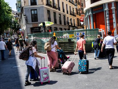 Un grupo de turistas caminando por el centro de Madrid el pasado junio.
