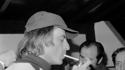 César Luis Menotti fuma un cigarrillo en una rueda de prensa antes de la final de 1978.