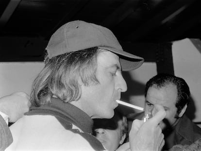 César Luis Menotti fuma un cigarrillo en una rueda de prensa antes de la final de 1978.