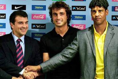 Ezquerro flanqueado por el entrenador y el presidente del Barcelona.