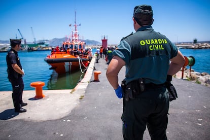 Llegada de inmigrantes al Puerto de Motril tras ser rescatados en las costas de Granada, el 16 de junio de 2018.