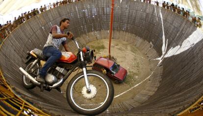 Espectáculo 'El pozo de la muerte', donde coches y motos dan vueltas a toda velocidad esquivando a los otros vehículos, en la ciudad Bhaktapur (Nepal).