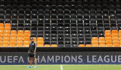 El entrenador del Valencia, Nuno Esp&iacute;rito Santo, durante el entrenamiento previo al partido que enfrenta hoy al club valencianista con el M&oacute;naco, en la eliminatoria de acceso a la Liga de Campeones.