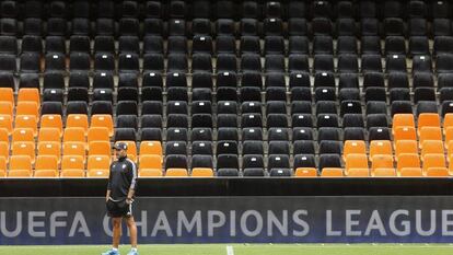 El entrenador del Valencia, Nuno Esp&iacute;rito Santo, durante el entrenamiento previo al partido que enfrenta hoy al club valencianista con el M&oacute;naco, en la eliminatoria de acceso a la Liga de Campeones.