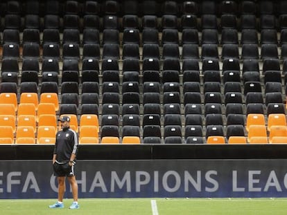 El entrenador del Valencia, Nuno Esp&iacute;rito Santo, durante el entrenamiento previo al partido que enfrenta hoy al club valencianista con el M&oacute;naco, en la eliminatoria de acceso a la Liga de Campeones.