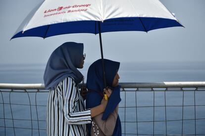 Dos mujeres visitan el lugar del siniestro del JT610, el 6 de noviembre de 2018, en Indonesia.