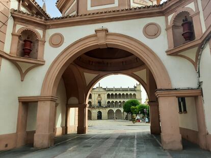 Correos, con la plaza de España y el Ayuntamiento al fondo, corazón de la vida de Andújar y donde no pasaba apenas nadie el sábado.