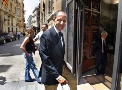 Francisco Camps, en el momento de entrar hoy al Palau de la Generalitat tras conocer el auto que archiva el proceso contra la rama valenciana del 'caso Gürtel'.