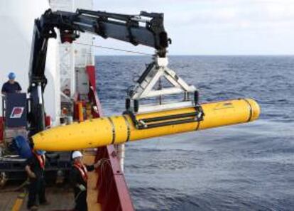Fotografía sin fecha cedida por el Departamento de Defensa Australiano (DOD) de un Phoenix Vehículo Autónomo Subacuático (AUV) Artemis levantado por una grúa sobre un navío Australiano de Defensa (ADV) para realizar operaciones de búsqueda del avión de Malaysia Airlines vuelo MH370 en un área del Océano Índico. EFE/DEPARTAMENTO AUSTRALIANO DE DEFENSA