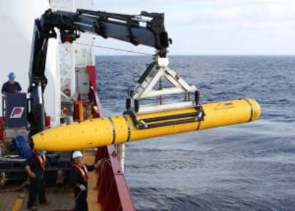 Fotografía sin fecha cedida por el Departamento de Defensa Australiano (DOD) de un Phoenix Vehículo Autónomo Subacuático (AUV) Artemis levantado por una grúa sobre un navío Australiano de Defensa (ADV) para realizar operaciones de búsqueda del avión de Malaysia Airlines vuelo MH370 en un área del Océano Índico. EFE/DEPARTAMENTO AUSTRALIANO DE DEFENSA