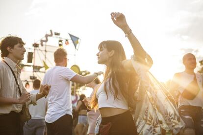 Una mujer baila al atardecer en el FIB 2019.