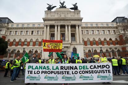 Decenas de agricultores protestan ante el Ministerio de Agricultura, este jueves en Madrid.