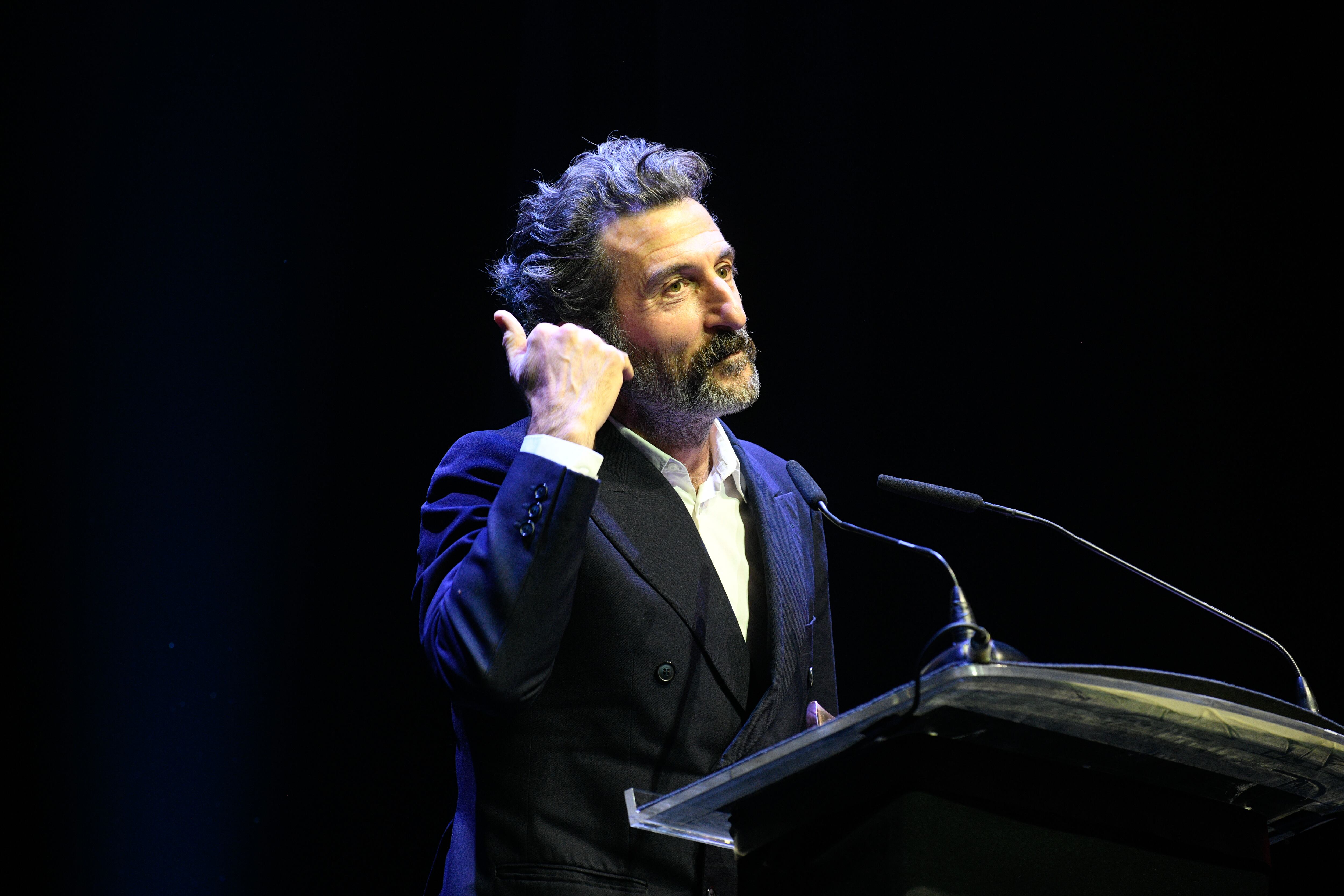 Luis Zahera en el escenario tras recibir el galardón a mejor actor secundario de cine.