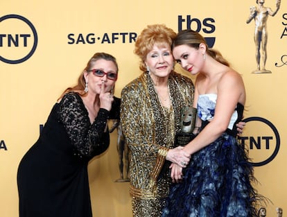 Tres generaciones de actrices. De izquierda a derecha: Carrie Fisher, su madre Debie Reynolds y la hija de la fallecida princesa Leia, la también intérprete Billie Lourd.