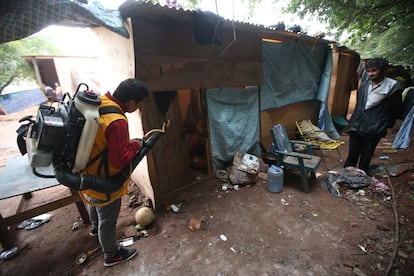 Con la humedad ha aumentado la cantidad de mosquitos que transmiten el dengue, endémico en la ciudad. El Servicio de Erradicación del Paludismo del Ayuntamiento de Asunción ha empezado a fumigar para evitar una propagación masiva de la enfermedad.