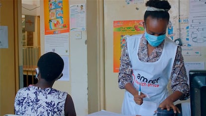 Lydia Kuria durante una consulta en la clínica de Kibera (Kenia) donde trabaja.
