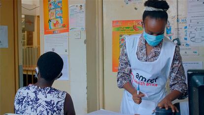 Lydia Kuria durante una consulta en la clínica de Kibera (Kenia) donde trabaja.