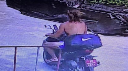 Daniel Sancho, con partes del cuerpo de Edwin Arrieta. La policía de Tailandia sostiene que en esa bolsa azul el español transportaba partes del cadáver descuartizado del colombiano.