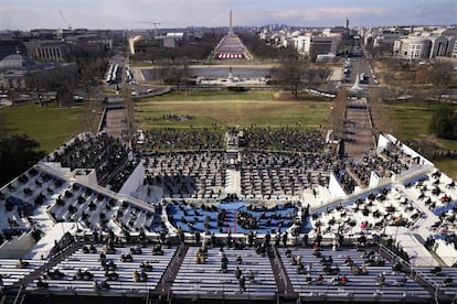 Invitados y espectadores asisten a la 59ª Inauguración Presidencial de Joe Biden en el Capitolio de EE.UU. en Washington. En la explanada del National Mall, no ha habido público, cerrado a los peatones, por las restricciones debidas a la pandemia. En su lugar, los organizadores han ocupado ese espacio, donde tradicionalmente se realizan masivas concentraciones, con casi 200.000 banderas de los Estados en representación de quienes no podrán acudir.