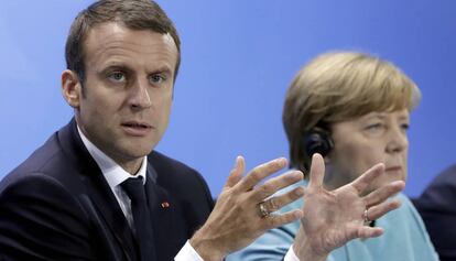 El presidente de Francia, Emmanuel Macron, junto a la canciller alemana, Angela Merkel en una conferencia de prensa.