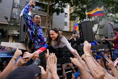 María Corina Machado saluda a sus seguidores durante una protesta contra el presidente venezolano Nicolás Maduro en Caracas, (Venezuela), el 9 de enero de 2025