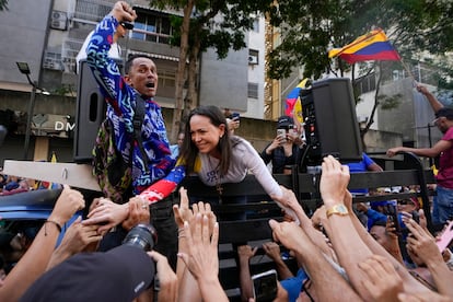 La líder opositora María Corina Machado saluda a sus seguidores durante una protesta contra el presidente Nicolás Maduro.