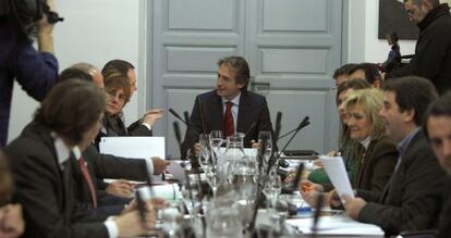 El alcalde de Santander, Íñigo de la Serna (centro), preside la reunión de la Junta de Gobierno de la FEMP.