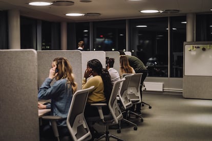 Empleados en una oficina.