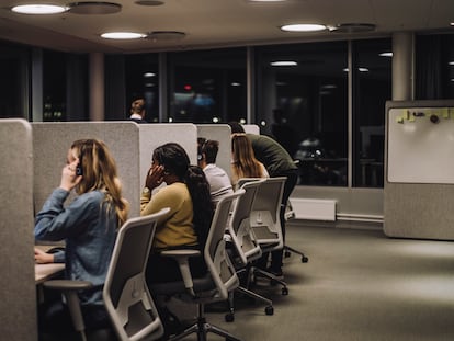 Empleados en una oficina.