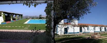 Piscina y exterior del hotel Monte do Chora Cascas en Évora (Portugal).