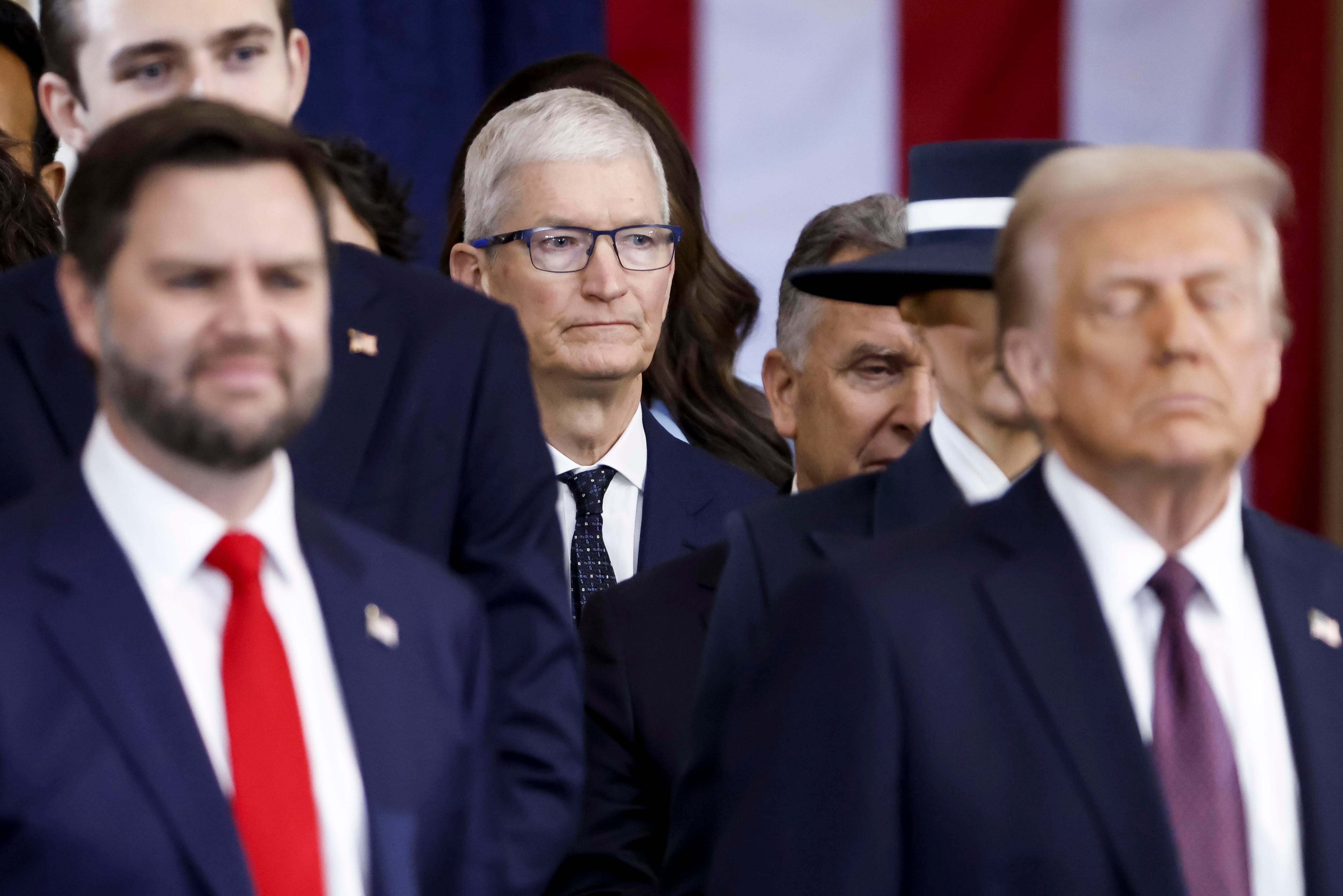 Tim Cook, consejero delegado de Apple, en el centro, con gafas, durante la investidura de Donald Trump, a la derecha.