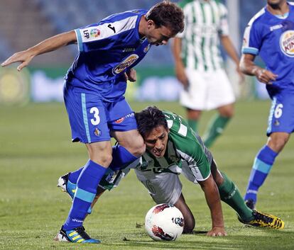 Mané y Santa Cruz pugnan por el balón.