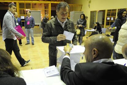 Xabier Agirre, presidente del Araba Buru Batzar del PNV, deposita su voto en un colegio electoral de Vitoria