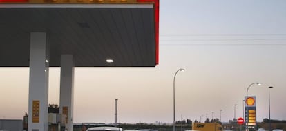 Colas en una gasolinera de Lepe (Huelva). EFE/Archivo