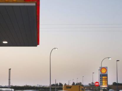 Colas en una gasolinera de Lepe (Huelva). EFE/Archivo