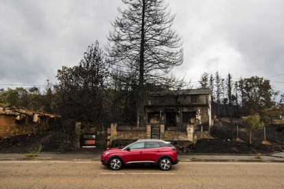 Los efectivos, que mezclaron ayuda de la UME, de Portugal y de otras comunidades ante la gravedad del fuego y el insuficiente despliegue de Castilla y León, lograron proteger a las localidades, pese a varios desalojos. En la imagen, una casa de Otero de Bodas ha quedado destruida por el fuego, que también rondó una gasolinera o el cementerio del municipio.