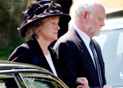 Janice Kelly, viuda de David Kelly, experto en armamento al servicio del Gobierno británico, asiste al entierro de su marido, que se suicidó en plena polémica sobre los informes erróneos del Gobierno británico, acerca de la capacidad ofensiva del extinto régimen de Sadam Husein en Irak.
