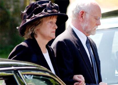 Janice Kelly, viuda de David Kelly, experto en armamento al servicio del Gobierno británico, asiste al entierro de su marido, que se suicidó en plena polémica sobre los informes erróneos del Gobierno británico, acerca de la capacidad ofensiva del extinto régimen de Sadam Husein en Irak.