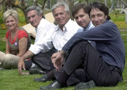 Los candidatos a la alcaldía de Barcelona posan esta mañana en un parque de la ciudad.