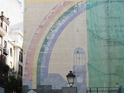 El mural por la paz que el exalcalde socialista Enrique Tierno Galván, parcialmente cubierto por una lona (Madrid).