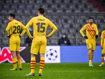 Los jugadores del Barcelona, con Lenglet en primer término, se lamentan tras recibir uno de los goles del Bayern.